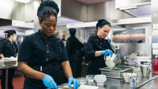 Varian kokkiopiskelijat valmistavat ruokaa opetuskeittiössä.