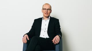 Pekka Tauriainen istuu tuolissa.