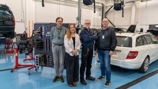 Seppo Virtanen, Sirja Rytkönen, Hannu Malo ja Jukka Raitisoja autohallissa.