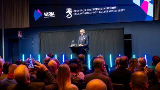 Anders Adlercreutz VAKS-seminaarissa puhumassa.