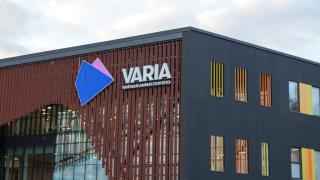 Vehkalan toimipisteen kulma ulkoa kuvattuna