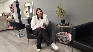 Emmi istuu työpaikallaan.