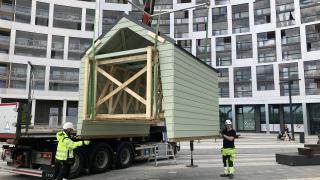 Opiskelijat siirtävät katosta paikoilleen Kivistön keskusaukiolla.