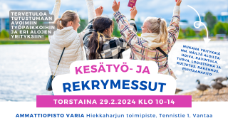 Kolme iloista opiskelijaa kädet ilmassa selkäpuolelta kuvattuna.