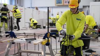 Santtu tekemässä raudoitustehtävää. Taustalla muita kilpailijoita.