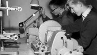 Tikkurilan ammattikoulun viilaaja-koneistajalinjan opiskelijoita vuonna 1964. Kuva: Anna-Liisa Nupponen, Vantaan kaupunginmuseo.