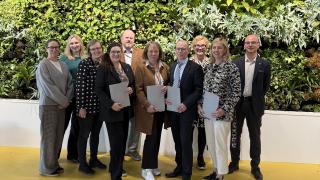 Ryhmäkuva väyläopinnot ryhmästä viherseinän edessä.