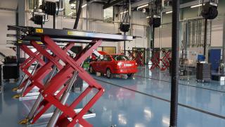 Ajoneuvoalan halli ja nostimia.