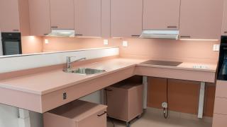 Roosan värinen keittiö.