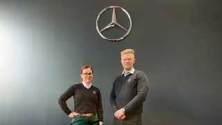Milja ja Marko seisovat Mercedes-Bentzin merkin alla.