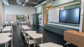 Vihreän sävyinen luokkahuone.