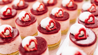 Kuvassa juhlaleivoksia.