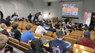 Leirin osallistujia auditoriossa.