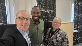 Pekka Tauriainen, Sharmarke Said Aw-Musse ja Tiina Kaaresvirta yhteiskuvassa.