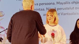 Mayaliis Nerg vastaanottamassa palkintoa.