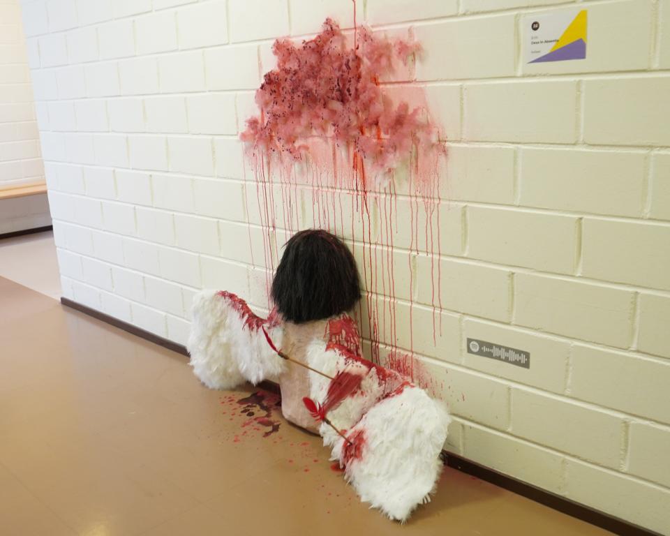 Purkutaidenäyttelyn teoksia.