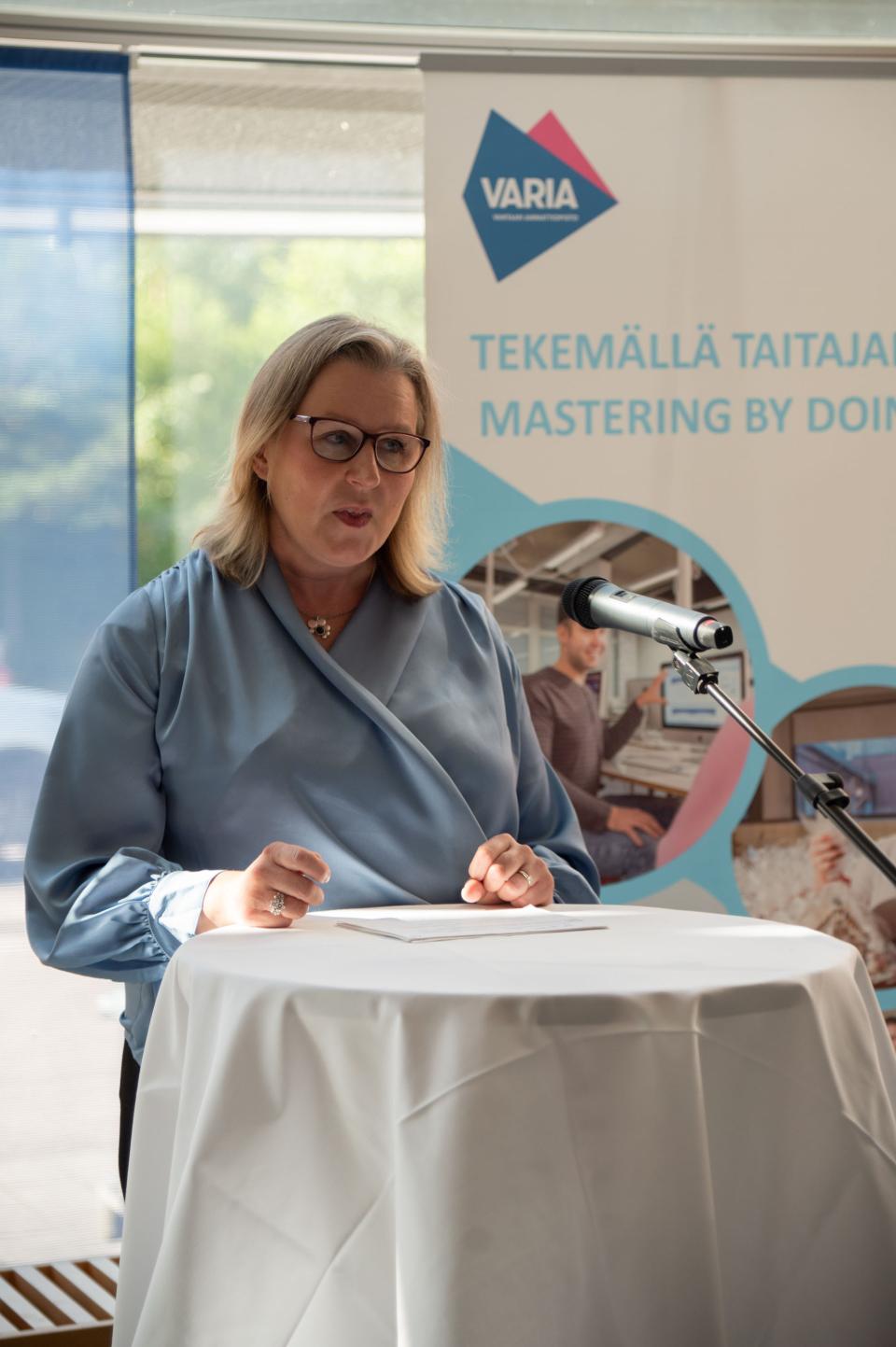 Jenni Gallagher pitämässä puhetta.