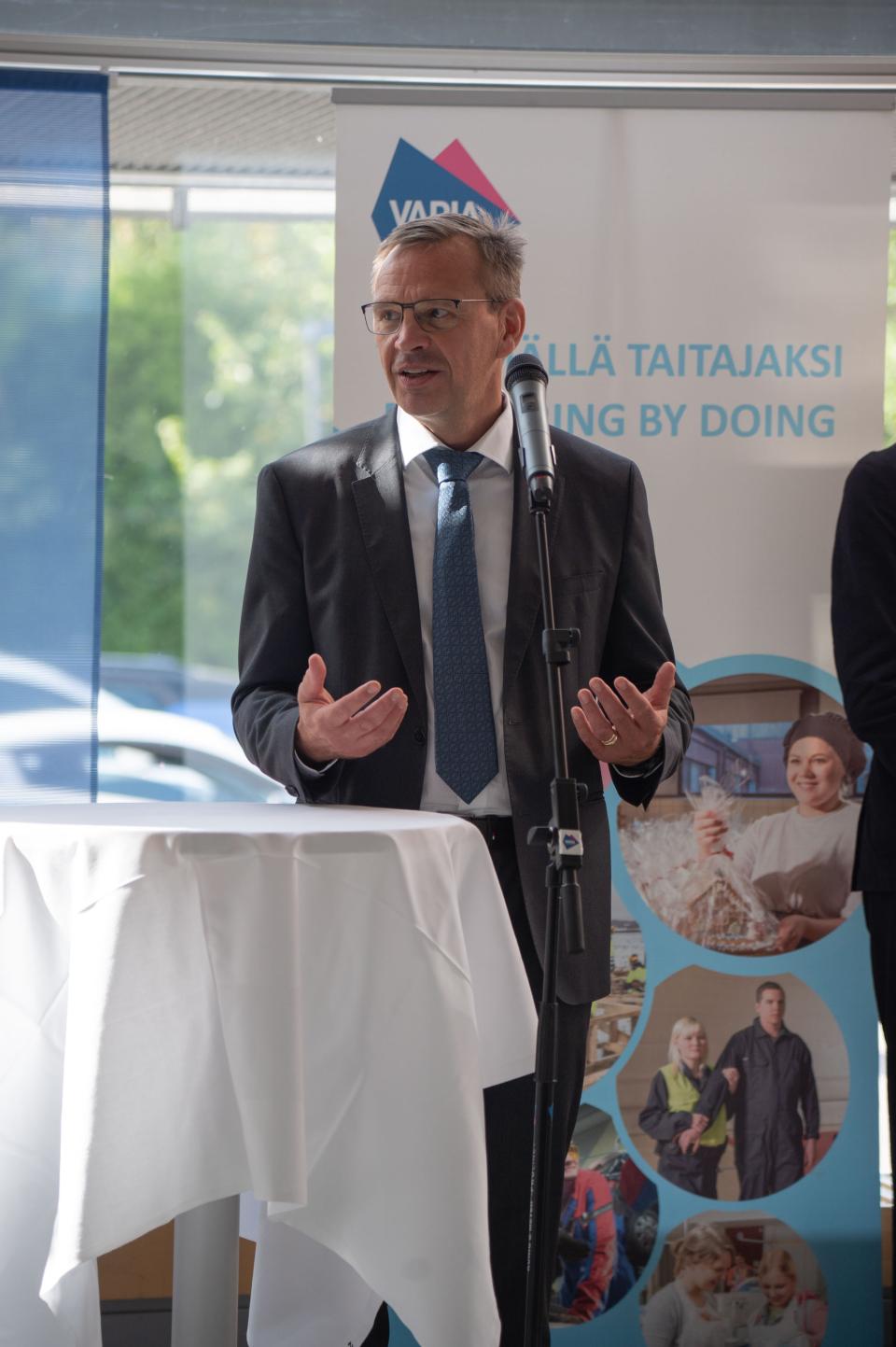 Petri Lempinen pitämässä puhetta.