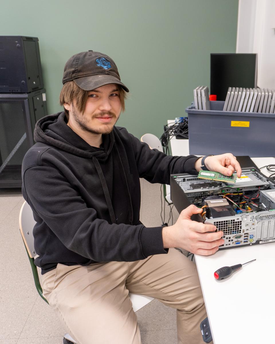 Nikita työn äärellä.