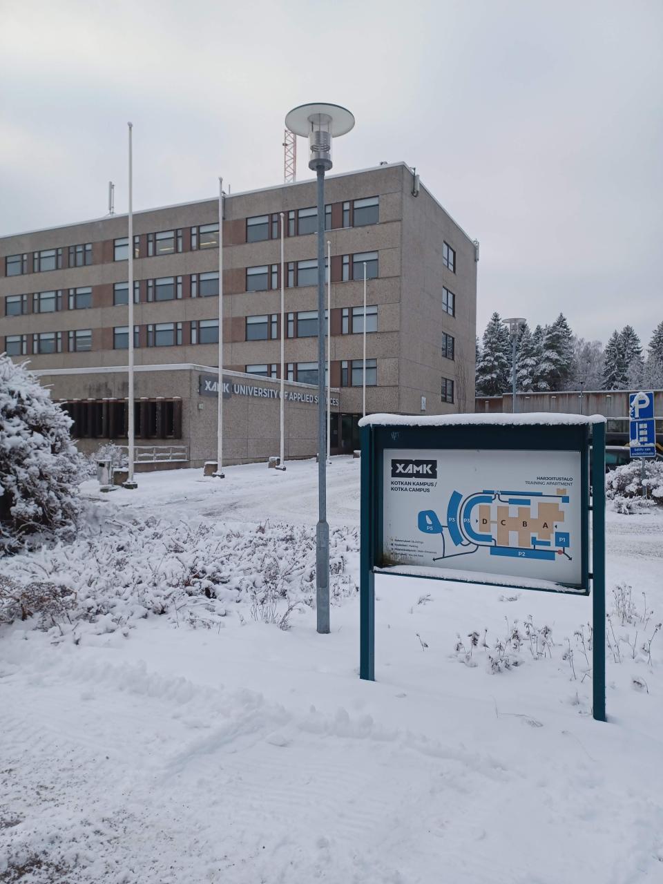 Xamkin rakennus ja opastekyltti.