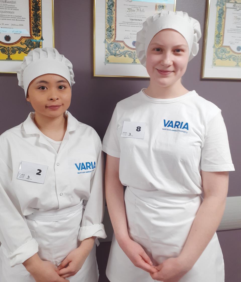 Moona ja Roosa työasuissa.