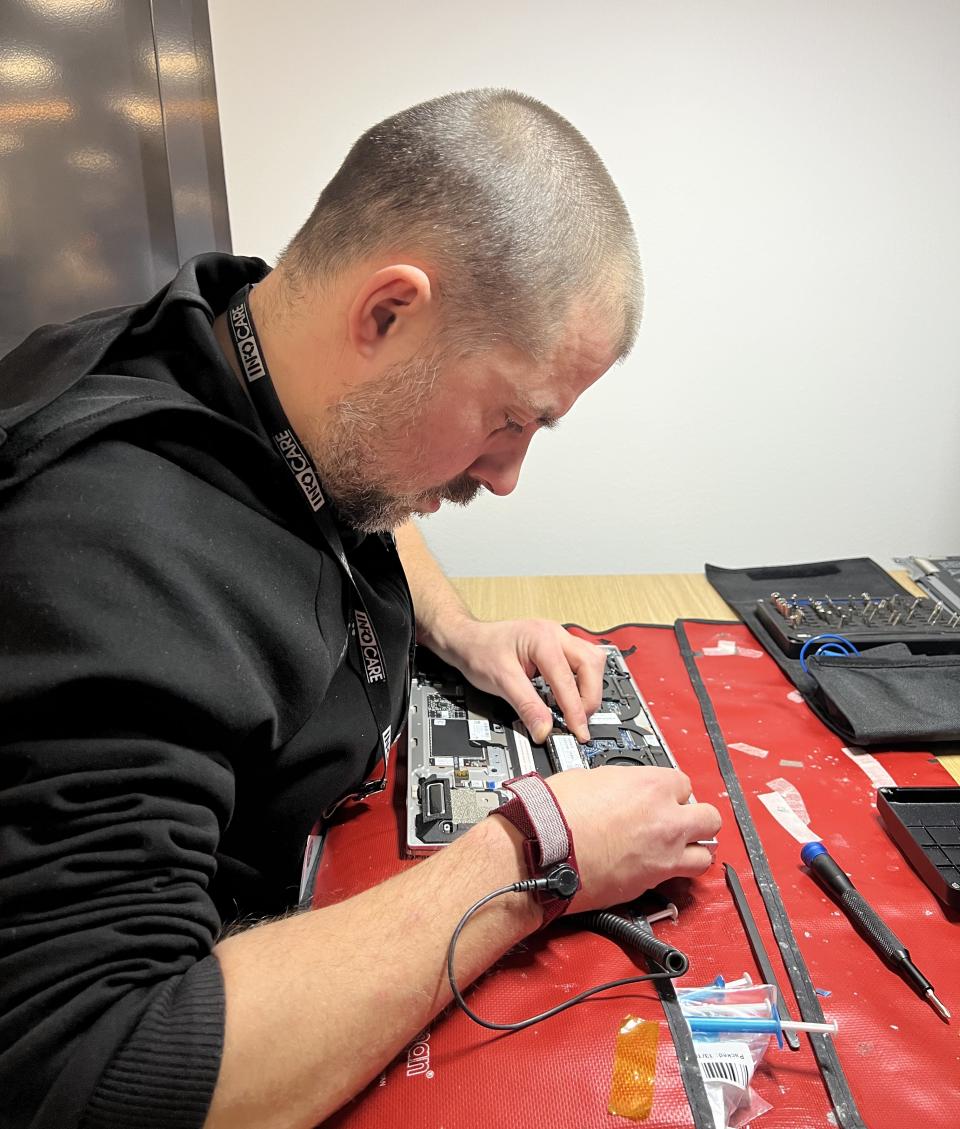 Jimmy Kurvinen tekee työtä.